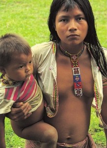 Colombiaans indianenmeisje met broertje